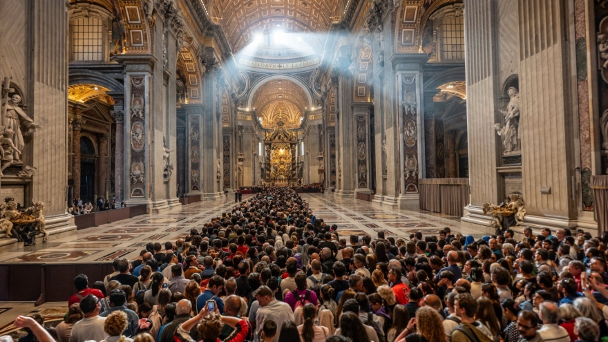 Dòng người đổ về Vatican tiễn biệt Giáo hoàng, Italy tăng cường an ninh